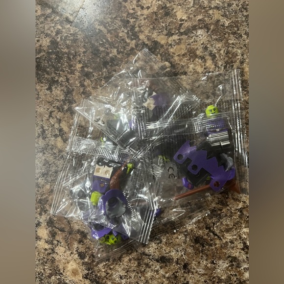 $2 WITCH BUILDING BLOCK FIGURE. NEW IN PLASTIC. $2 WITH ANY $10 ORDER OR MORE - Picture 4 of 16